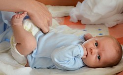 Jak prawidłowo przewijać niemowlaka?