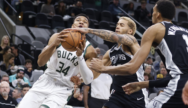 Jeremy Sochan w meczu z Milwaukee Bucks zdobył dziewięć punktów