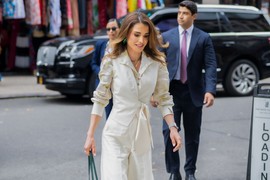 KRALJICA RANIJA zablistala u monohromatskom izdanju: Jednom trendu NIJE ODOLELA - ovaj detalj bio je PUN POGODAK