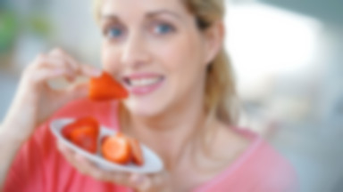 Przed zjedzeniem usuwasz z truskawek szypułki? To błąd, który odbije się na twoim zdrowiu