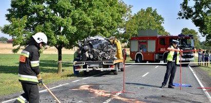 Tyle zostało z osobowego renault. Kierowca nie miał szans