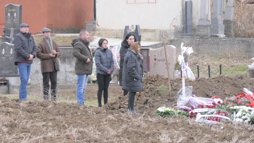 Stotine ljudi se okupilo na groblju 