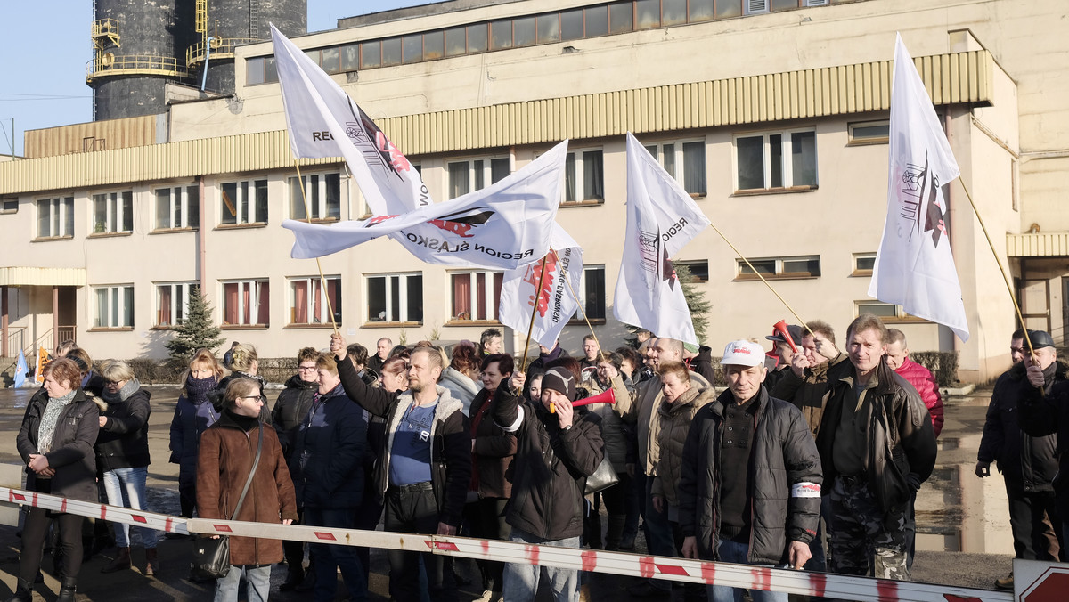 Kompromisem zakończyło się wczorajsze specjalne posiedzenie Wojewódzkiej Rady Dialogu Społecznego w Katowicach w sprawie strajku w odlewni żeliwa w Zawierciu. Strony ustaliły wzrost wynagrodzeń o 1,50 zł brutto za godzinę pracy. To kończy trwający drugi tydzień strajk w odlewni.