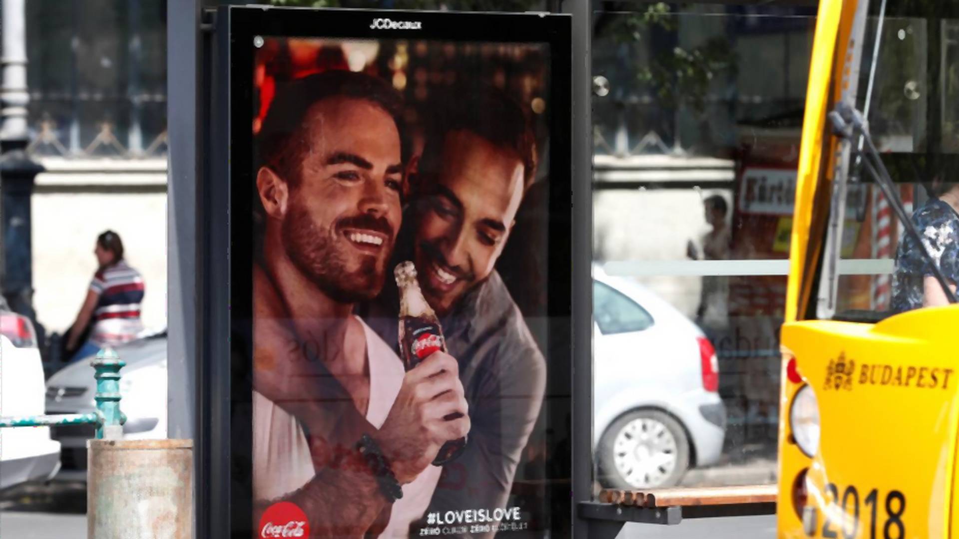 Rząd Węgier chciał usunąć reklamę Coca-Coli z homoseksualnymi parami na plakatach