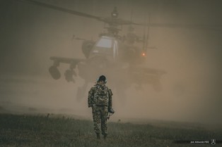 Polska podpisała umowy offsetowe ws. śmigłowców AH-64 Apache. Ekspert mówi o przełomie