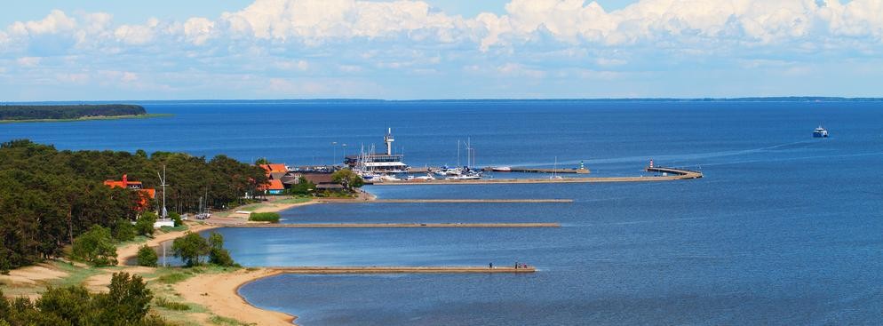 <strong>Mierzeja Kurońska</strong>
<br></br>
Kiedy patrzy się na mapę polskiego wybrzeża bałtyckiego łatwo zauważyć cienką linię Mierzei Wiślanej, która ciągnie się aż do Półwyspu Sambijskiego leżącego na terytorium Obwodu Kaliningradzkiego. Mierzeja Wiślana ma swoją siostrę. Jest nią Mierzeja Kurońska, która ciągnie się od wspomnianego Półwyspu Sambijskiego na północ, kończąc się w okolicach Kłajpedy. Mierzeja Wiślana oddziela od Bałtyku zalew Wiślany, a Mierzeja Kurońska - Zalew Kuroński. Niemal 100-kilometrowa mierzeja na Litwie słynie ze swoich wydm i miejscami jej szerokość wynosi zaledwie 400 m. To dobre miejsce dla amatorów m.in. windsurfingu czy żeglarstwa albo wycieczek rowerowych. Nazwa mierzei pochodzi od nieistniejącego już ludu Kurów, zamieszkujących Kurlandię i mówiących po kurońsku, którzy w czasie swojego istnienia toczyli walki m.in. z napierającymi wikingami i niemieckim zakonem kawalerów mieczowych.  
<br></br>