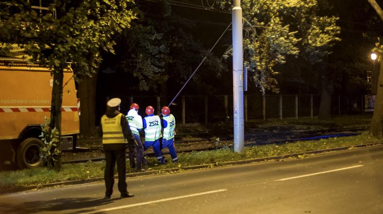 Pracownicy pogotowia sieciowego usuwają szkody po wichurze