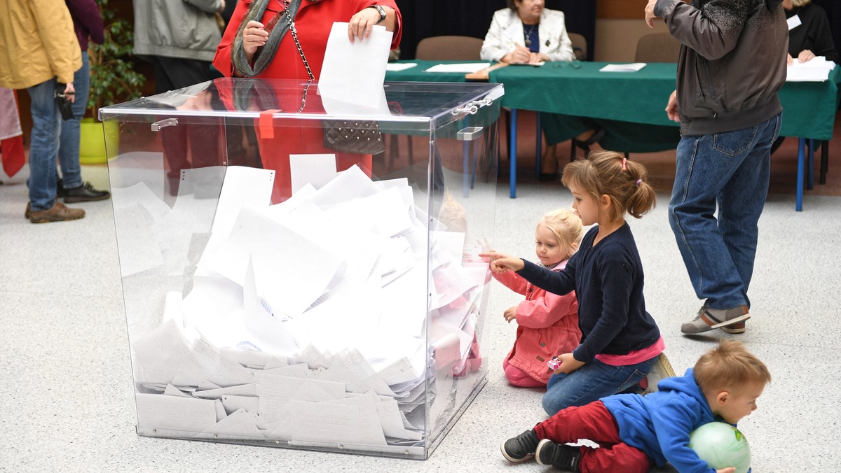 - Przyjęliśmy protokoły z 212 obwodów na 252. Wiemy też, że jeden obwód nie zakończył jeszcze pracy. Nie wiemy dlaczego - mówi Onetowi Piotr Majchrzak, przewodniczący Miejskiej Komisji Wyborczej w Poznaniu. Jak dodaje, praca idzie już sprawnie, chociaż kilka komisji zostało odesłanych z uwagi na niewłaściwie przygotowaną dokumentację. Na oficjalne wyniki wyborów możemy poczekać jeszcze do kilku godzin.