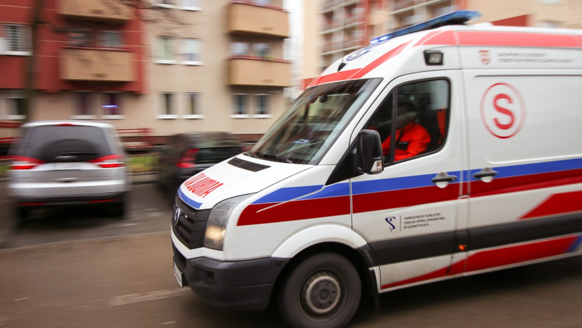 Poznańska prokuratura złożyła akt oskarżenia ws. wypadku karetki w Puszczykowie (woj. wielkopolskie). Kierowca ambulansu został oskarżony o spowodowanie w kwietniu katastrofy w ruchu lądowym, w wyniku której zginęły dwie osoby.