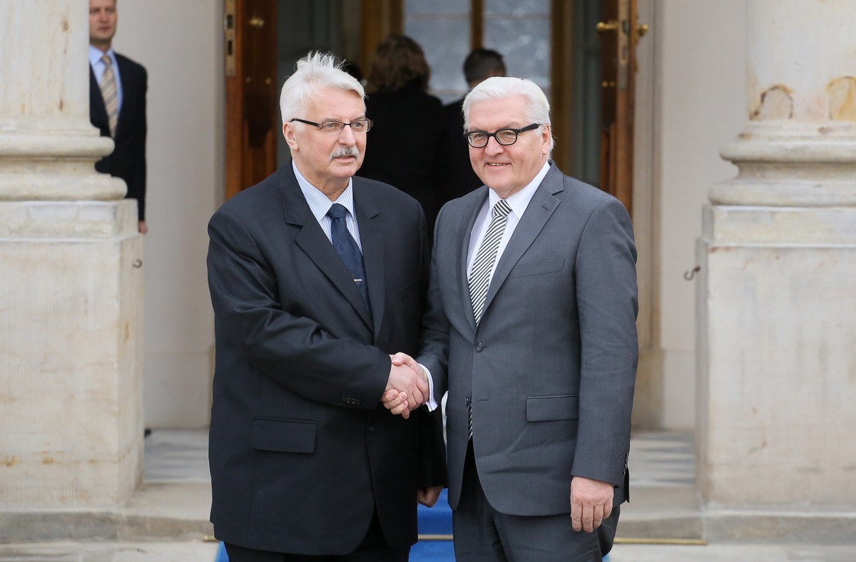 21.01.2016. Witold Waszczykowski i minister spraw zagranicznych Niemiec Frank-Walter Steinmeier podczas powitania w Łazienkach Królewskich