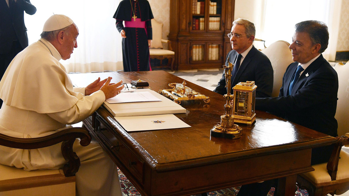 Papież Franciszek przyjął dzisiaj na audiencji prezydenta Kolumbii Juana Manuela Santosa, laureata tegorocznej Pokojowej Nagrody Nobla. Następnie dołączył do nich lider kolumbijskiej opozycji, były prezydent Alvaro Uribe.