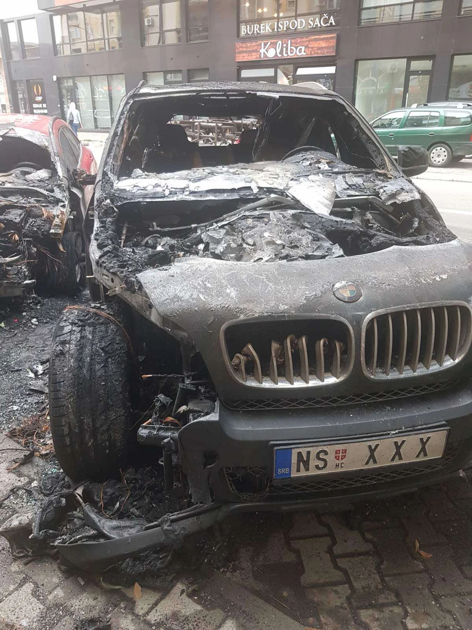 Uništen je njen mercedes i džip njenog oca