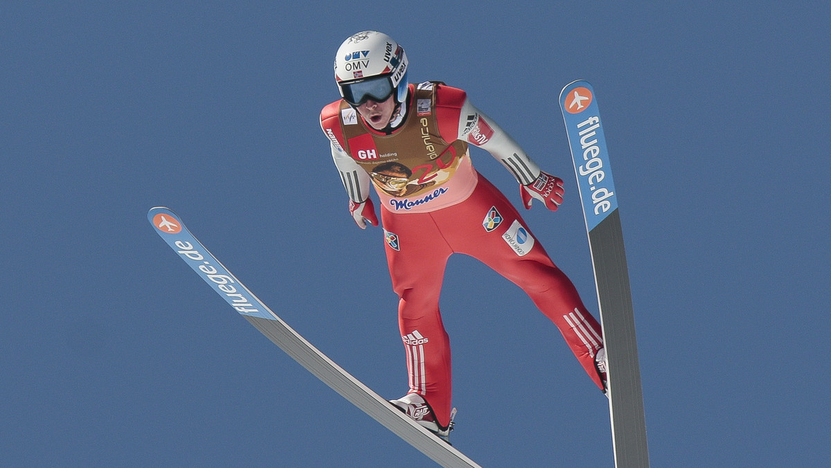 Anders Fannemel wygrał kwalifikacje do konkursu Letniej Grand Prix w Wiśle. Skokiem na 137,5 m Norweg ustanowił letni rekord skoczni im. Adama Małysza. Najwyżej z Polaków, na piątej pozycji, uplasował się Dawid Kubacki. W sobotnich zawodach zobaczymy łącznie dziesięciu Biało-Czerwonych.