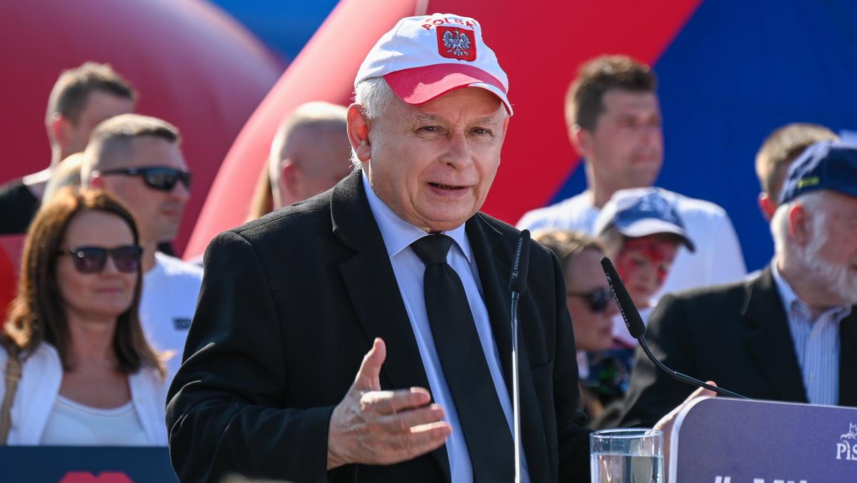 Prezes PiS Jarosław Kaczyński przemawia podczas pikniku rodzinnego w Woli Rzędzińskiej