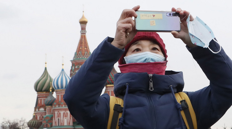 Kínai turista a moszkvai Vöröas téren / Fotó: EPA/MAXIM SHIPENKOV