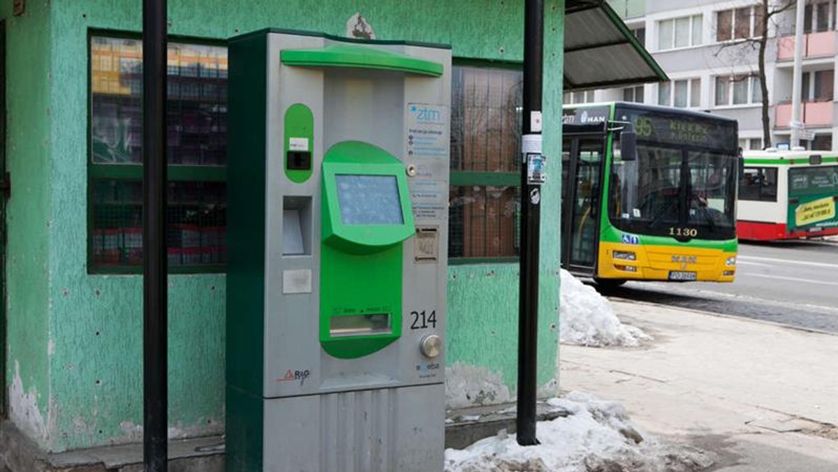 Wielkimi krokami nadchodzi rewolucja biletowa. Wprowadzenie Poznańskiej Elektronicznej Karty Aglomeracyjnej wymusza na urzędnikach częściową wymianę biletomatów, a reszty z nich gruntowne przeprogramowanie. Cała procedura może pochłonąć nawet 2 mln zł!