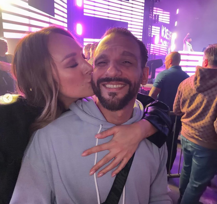 Luna Đogani ljubi očuha Andreja Atijasa u klubu: Zajedno đuskaju, a tek da vidite njene bujne grudi u korsetu