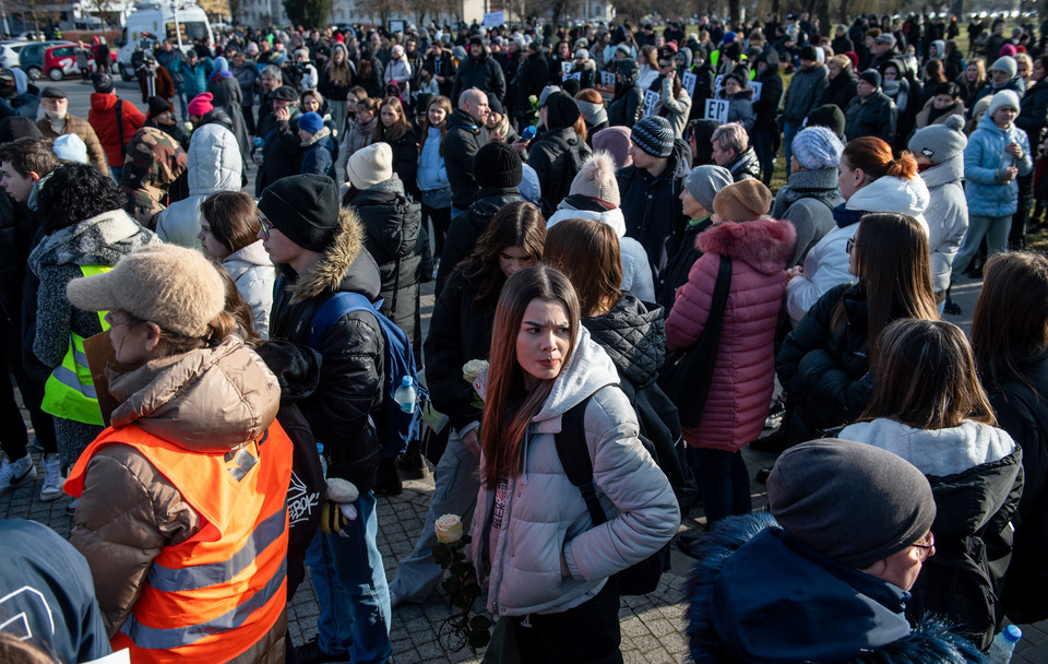 Uczestnicy Marszu Przeciwko Przemocy w Zamościu, 3 marca 2023 r. Pochód został zorganizowany przez kolegów i koleżanki 16-letniego Eryka, który zmarł w wyniku pobicia we wtorek w parku w centrum miasta.