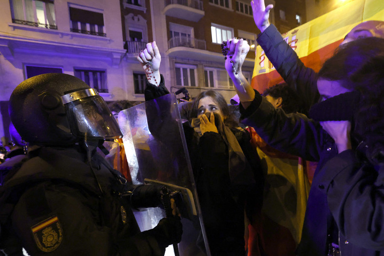 Demonstracja w Hiszpanii w związku z patem powyborczym. 2023 r.