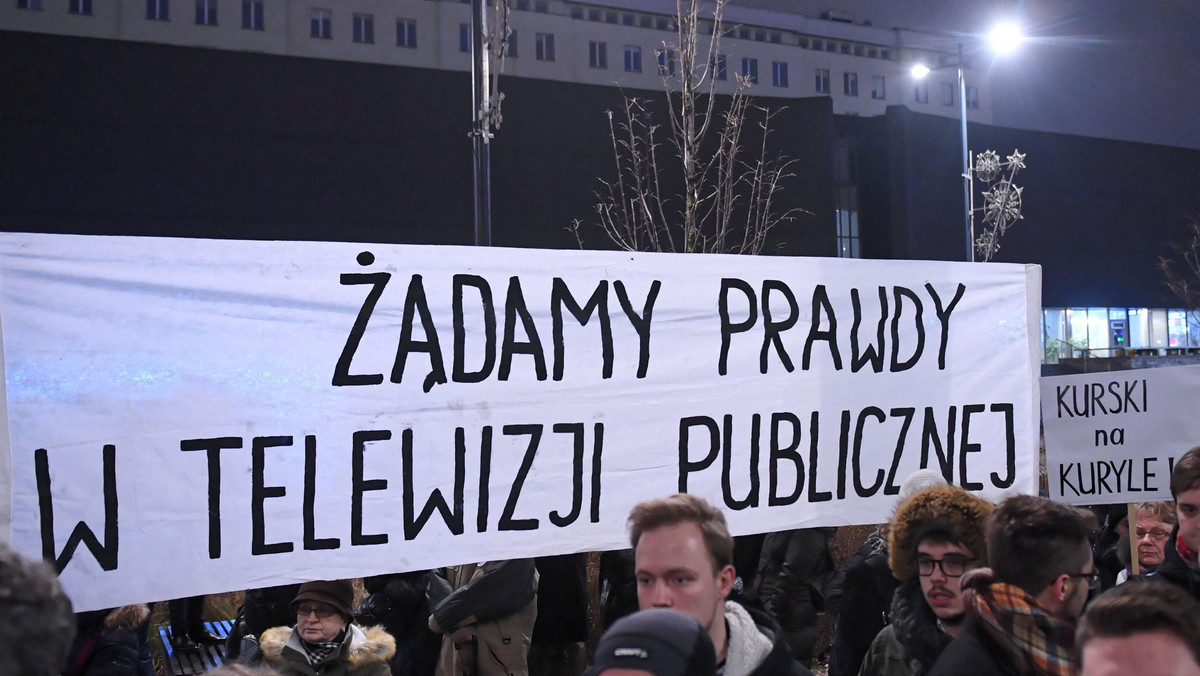 "Wiadomości" TVP opublikowały w poniedziałek wizerunek 10 osób. które dwa dni wcześniej protestowały przed siedzibą TVP Info. W ocenie RPO Adama Bodnara doszło do złamania prawa; szef TAI Jarosław Olechowski odpowiada, że osoby te same "przedstawiają się i chwalą swoją działalnością".