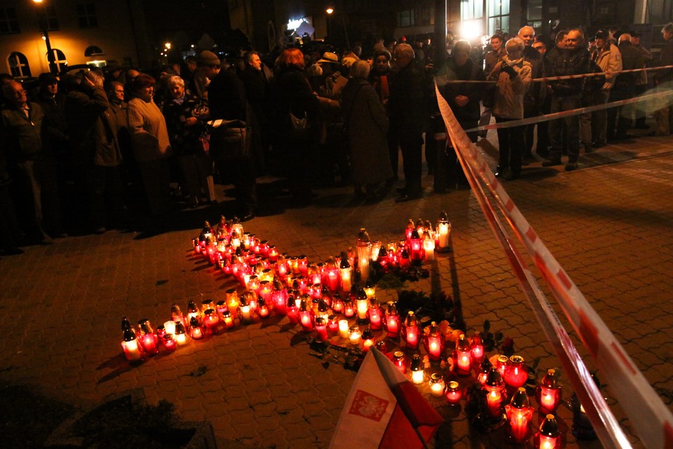 Znicze przed łódzką siedzibą PiS