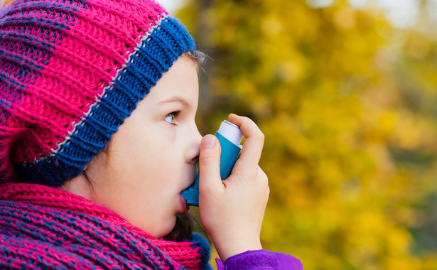 Dziewczynka używa inhalatora, astma
