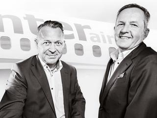 ENTER AIR. Największa polska i jedna z czołowych europejskich linii wyspecjalizowanych w lotach czarterowych. Założona przez czterech doświadczonych menedżerów z branży lotniczej – m.in. Grzegorza Polanieckiego (z prawej), który jest dyrektorem generalnym spółki, oraz Andrzeja Kobielskiego (z lewej), odpowiedzialnego za sprzedaż. Enter Air to również jeden z największych sukcesów biznesowych na europejskim niebie