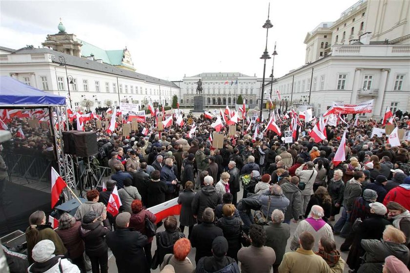 tłum, pałac prezydencki, rocznica, smoleńsk