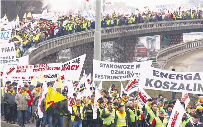 Związkowcy z Energi przejmowanej właśnie przez PGE zapowiadają, że będą bronić swoich przywilejów. Nie wykluczają organizacji protestów podobnie jak w marcu ubiegłego roku Fot. Krzysztof Mystkowski/KFP