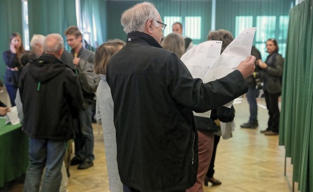 "Informowałem dużo wcześniej, jako prezes Związku Miast Polskich, że po zmianach w kodeksie wyborczym przeprowadzenie tych wyborów będzie arcytrudnym zadaniem. Przy tych wyborach w skali całego kraju pracowało prawie pół miliona osób. Ludzie byli niekompetentni i nieprzygotowani, zabrakło dla nich jasnych, prostych instrukcji wykonania procedur wyborczych." - ocenił Frankiewicz.