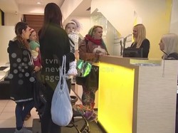 Niezwykły protest w Pradze: grupa matek zaczęła karmić dzieci piersią w poczekalni banku. WIDEO