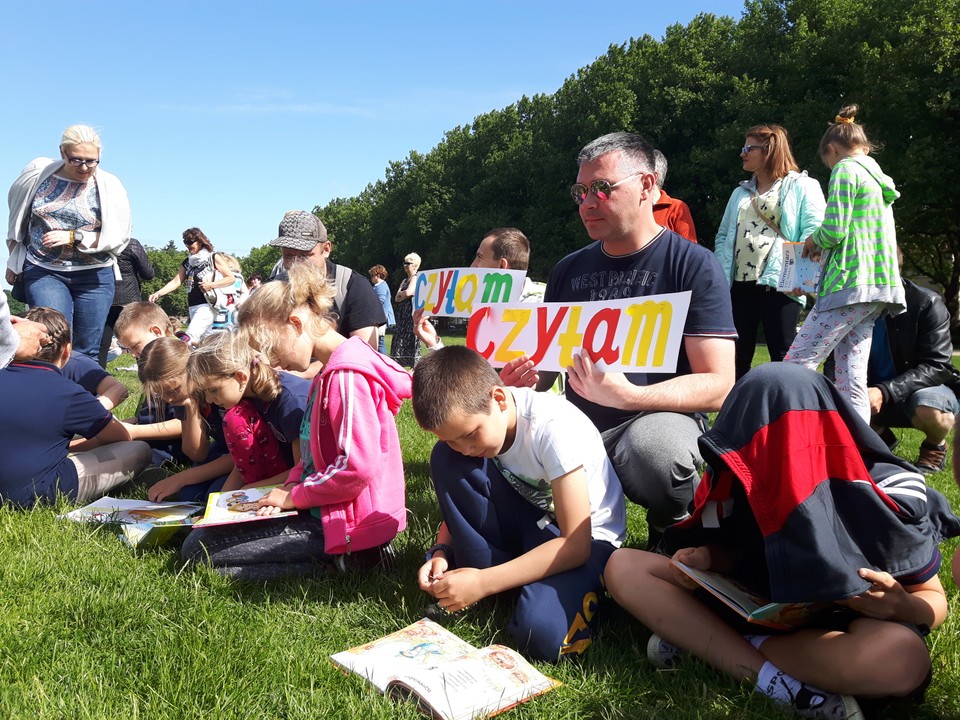 Szczecin zakręcony na czytanie. Pół tysiąca dzieci z książkami na Jasnych Błoniach