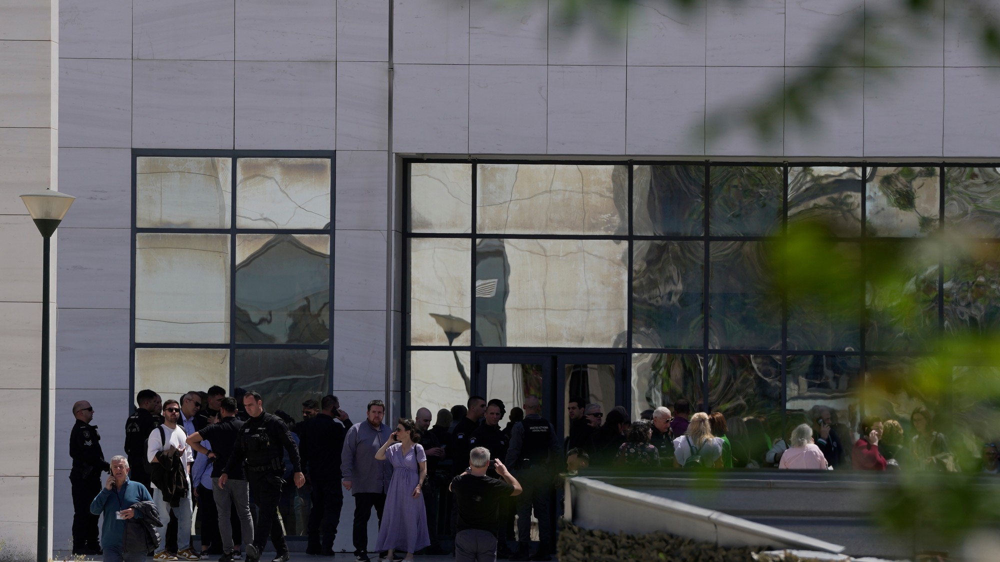 V Aténach sa strieľalo v sociálnej poisťovni aj na súde.