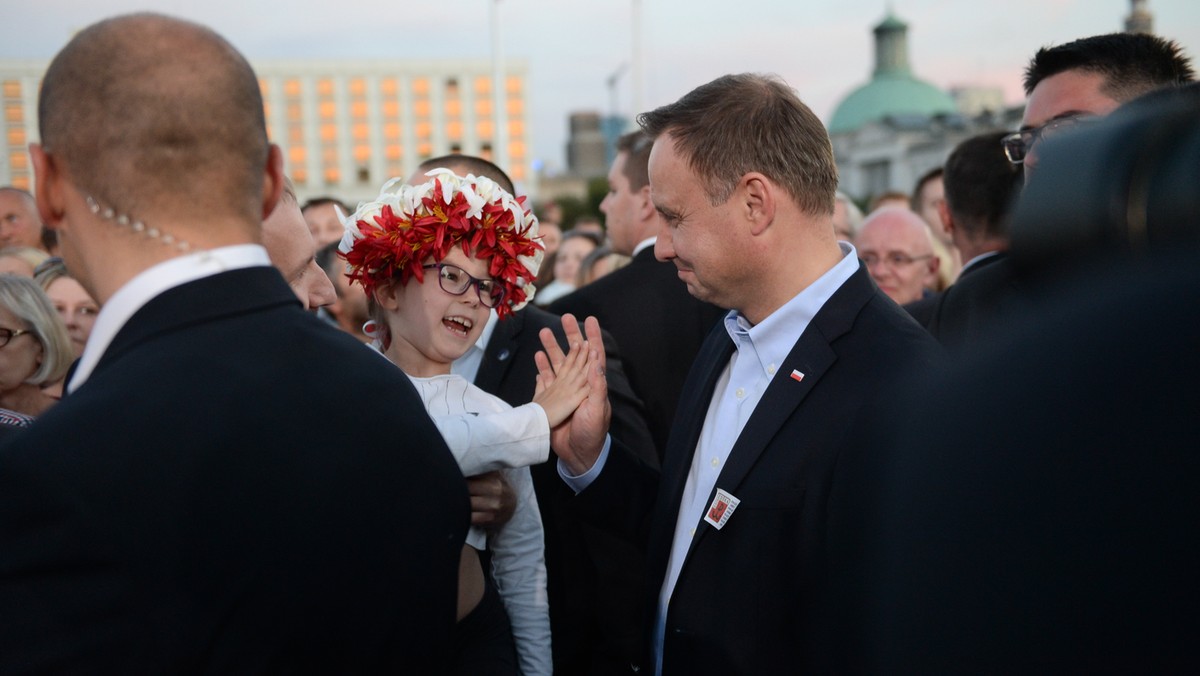 Niemal co drugi Polak (48 proc.) jest zdania, że Andrzej Duda będzie lepszym prezydentem od Bronisława Komorowskiego - wynika z sondażu CBOS. Ośrodek zauważa jednak, że zdania na temat tego, jak Duda wpłynie na sprawy w kraju i pozycję na świecie, są podzielone.