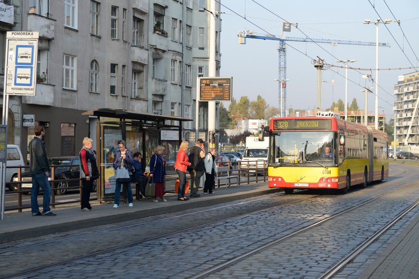 Autobus na przystanku