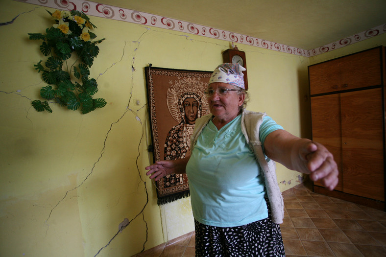 Zofia Frosztęga w swoim domu w Laśnicy w gminie Lanckorona po osuwiskach w maju 2010 roku