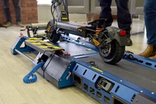 Zakaz jazdy dzieci na e-hulajnogach. Będą mandaty. Policja kupuje też specjalne hamownie