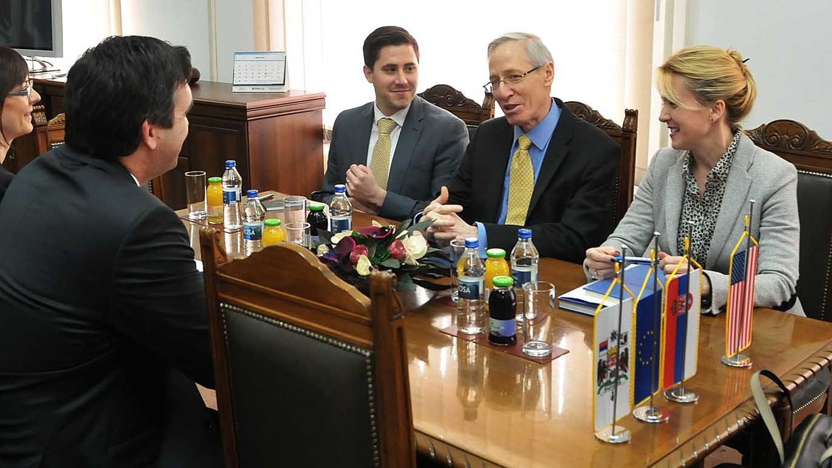 584341_kragujevacmajkl-kirbi-americki-ambasador-u-poseti-gradu110315rs-foto-nebojsa-raus01