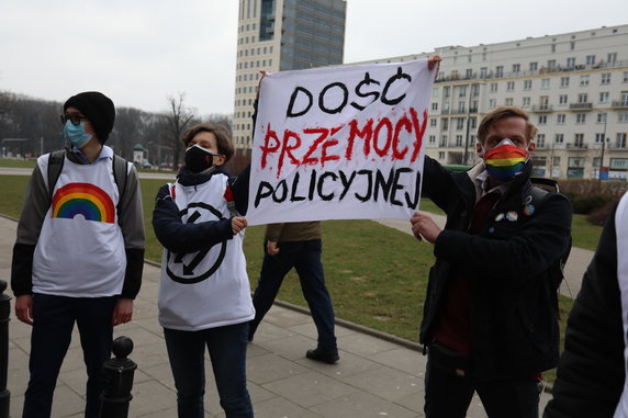Protesty w kilku miejscach w Warszawie. Aktywiści przykuli się do ogrodzeń, rozwiesili wielki baner