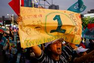Zwolennicy kandydata na prezydenta Ko Wen-je w miejscowości Kaohsiung 7 stycznia 2024.