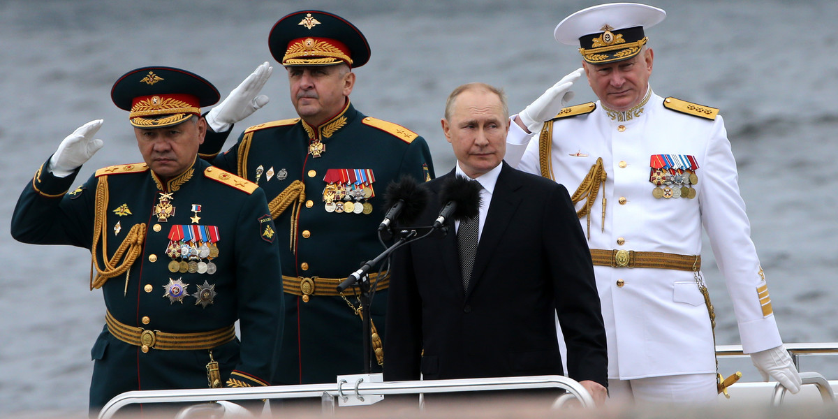 Władimir Putin w otoczeniu rosyjskich władz wojskowych