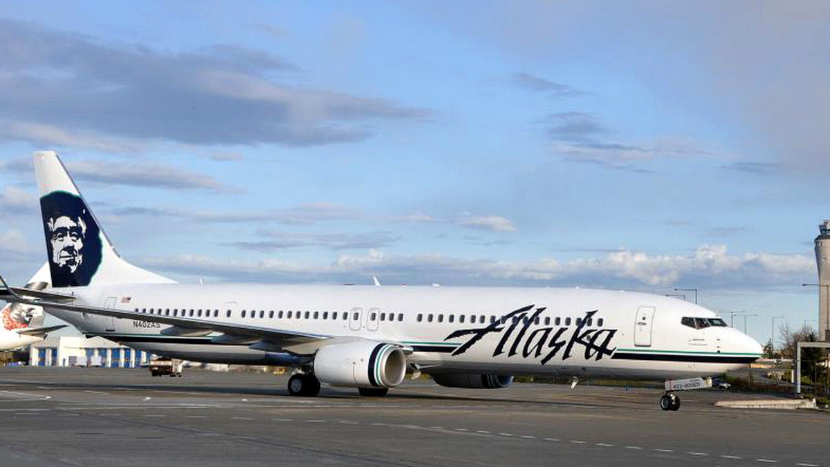 Pasażerowie i załoga samolotu linii Alaska Airlines z Anchorange na Alasce do Portland w stanie Oregon musieli obezwładnić młodego mężczyznę, który próbował otworzyć drzwi kabiny.