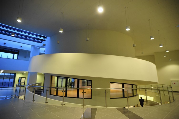 Szkołę w całości finansuje podwarszawska gmina Lesznowola. W 2005 roku gmina Lesznowola zajęła bardzo wysokie 29. miejsce wśród najbogatszych gmin wiejskich, uzyskując dochody 2927 zł na osobę.