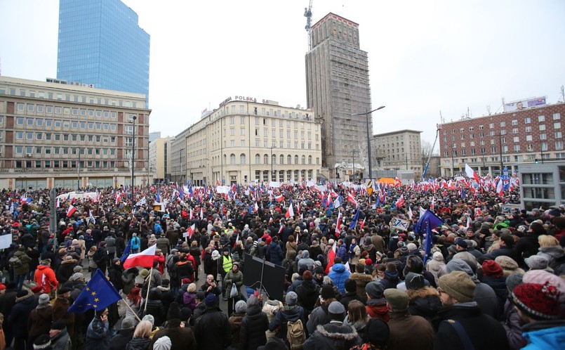 Według szacunków warszawskiego Ratusza, w manifestacji przed siedzibą TVP przy placu Powstańców Warszawy wzięło udział ponad 20 tysięcy osób. Taką informację stołecznego Biura Bezpieczeństwa przekazał na Twitterze wiceprezydent Warszawy Jarosław Jóźwiak. Na razie nie są znane szacunki policji. Podczas manifestacji w stolicy, list od lidera KOD Mateusza Kijowskiego przeczytał Konrad Materna. "Wielu z nas od lat miało zastrzeżenia do sposobu funkcjonowania mediów publicznych. Ale wprowadzana obecnie ustawa idzie w przeciwnym kierunku. Zamiast wzmacniać i utwierdzać niezależność i wolność mediów, narzuca się im polityczny kaganiec. W żadnym kraju UE prezes mediów publicznych nie jest powoływany przez ministra. To chyba najlepiej pokazuje, jak oddalamy się od demokratycznych standardów" - napisał Mateusz Kijowski.