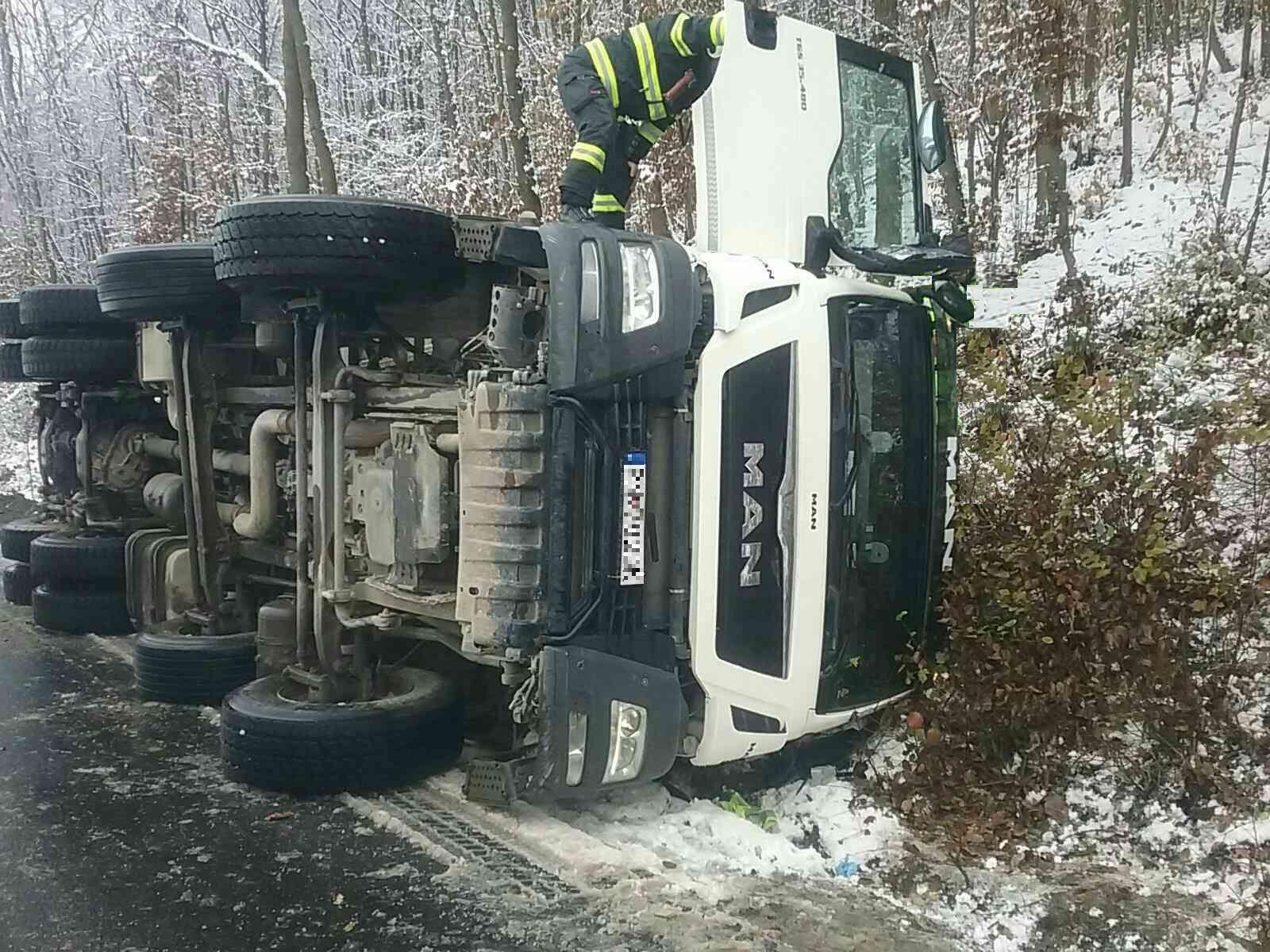 Na Machnáči sa prevrátil kamión.