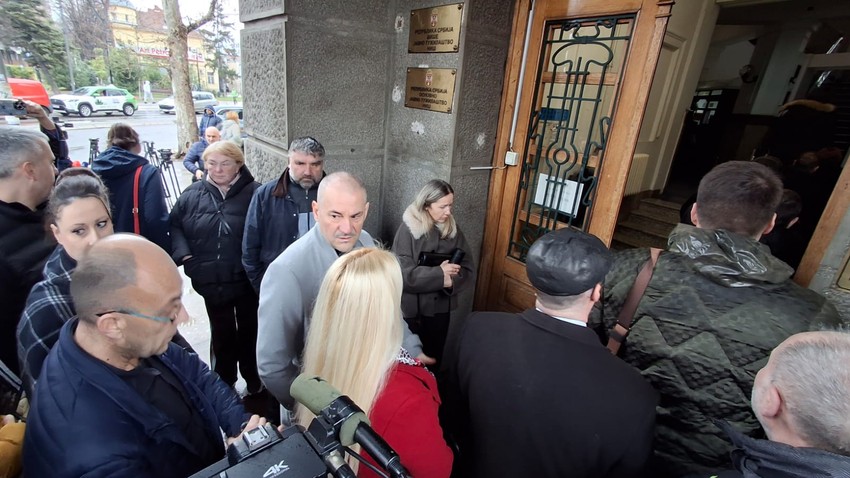 Dolazak roditelja ubijenog Andreja sa roditeljima iz Ribnikara, Dubone i Orašja u Viši sud u Nišu