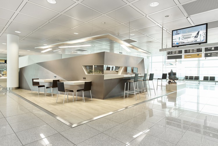 Port lotniczy w stolicy Bawarii awansował w tym roku z trzeciego na pierwsze miejsce, zajmując pozycję najlepszego lotniska w Europie. Lotnisko jest czyste i zaprojektowane z niemiecką precyzją – nie sposób się na nim zgubić. Wiele miejsca do odpoczynku oraz darmowa kawa przy bramie nr 38 mogły przesądzić o takim wyniku monachijskiego portu lotniczego. Darmowe Wi-Fi, kasyno, kino, pole do mini golfa czy spa to kolejne atuty międzynarodowego portu lotniczego w Monachium. Na zdj. Strefa rekreacyjna, lotnisko w Monachium, Niemcy. Źródło: Munich Airport