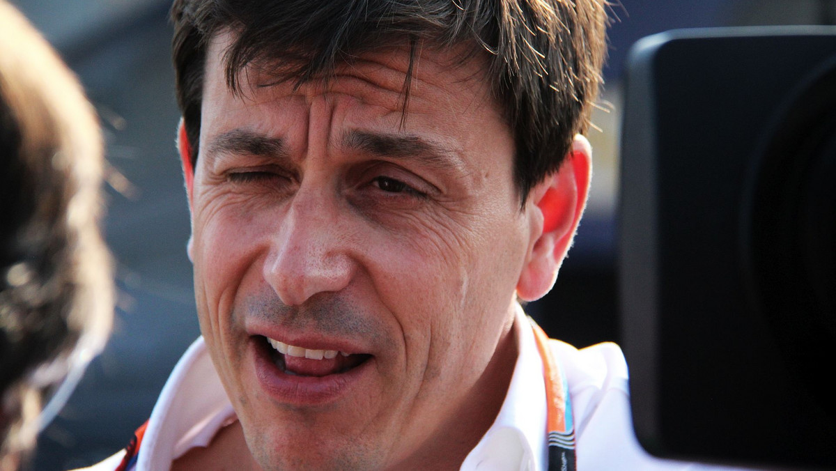 - Nasza dominacja szkodzi Formule 1 - przyznaje w zaskakującym przypływie szczerości szef Mercedesa. Z właściwą sobie inteligencją i poczuciem humoru Toto Wolff sięga do analogii z "Gwiezdnych Wojen". - Gdy stajesz się dominującą siłą, cierpisz ty i twoja marka. Stajesz się ciemną stroną mocy...