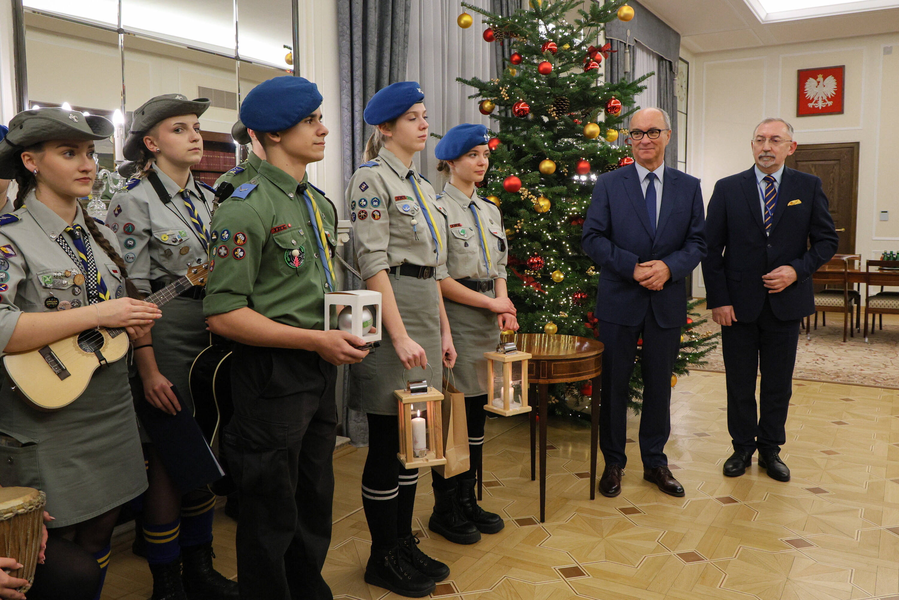 Nawrocki i Czarzasty przyjęli od harcerzy Betlejemskie Światło Pokoju