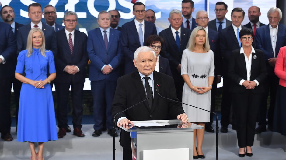 Wicepremier, prezes Prawa i Sprawiedliwości Jarosław Kaczyński podczas konferencji prasowej w siedzibie ugrupowania przy ulicy Nowogrodzkiej 